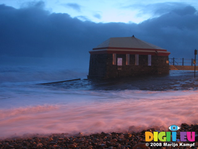 SX01814 Waves against Tramore lifeguard house